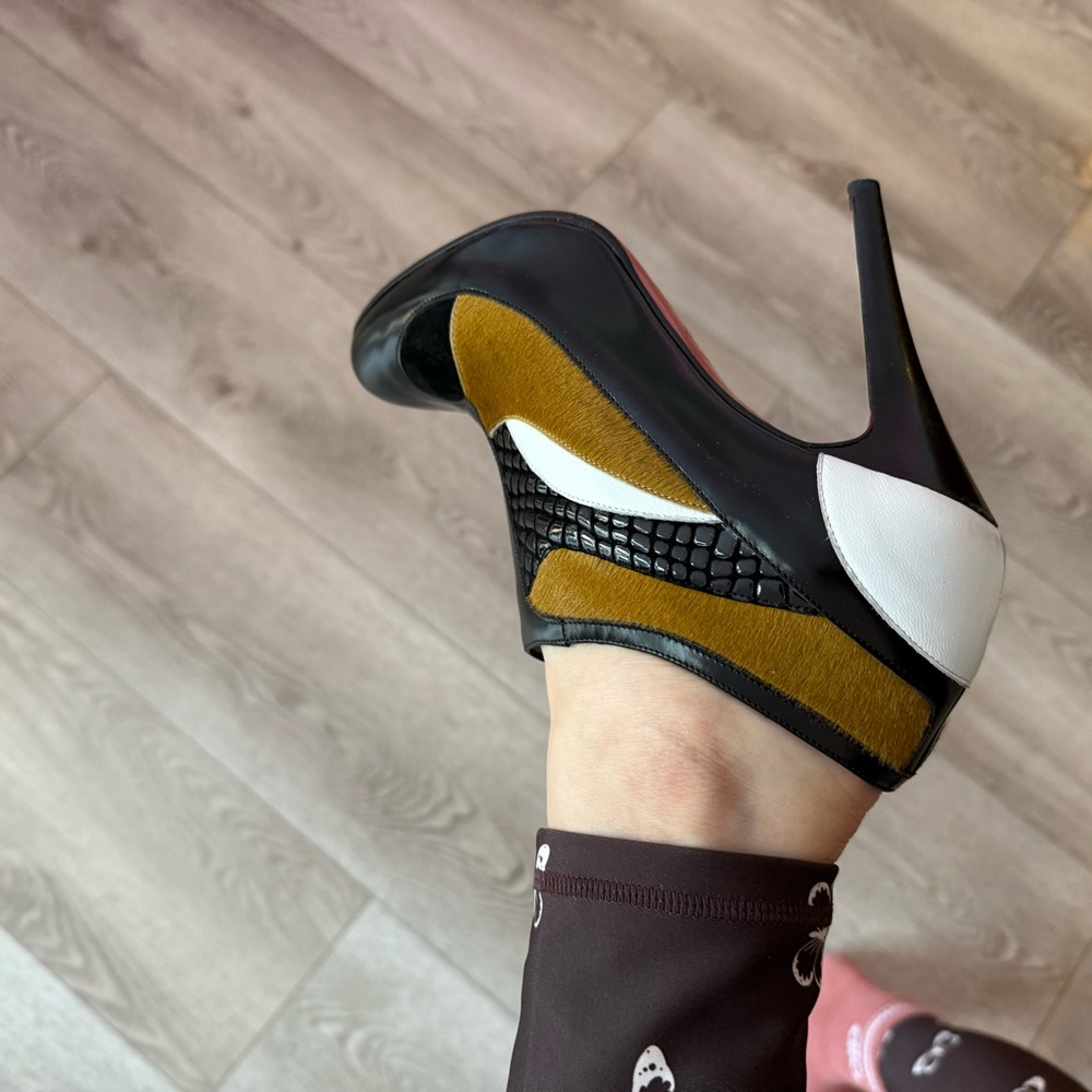 Christian Louboutin Pierced Ankle Bootie 37 / 7 - Picture 10 of 10